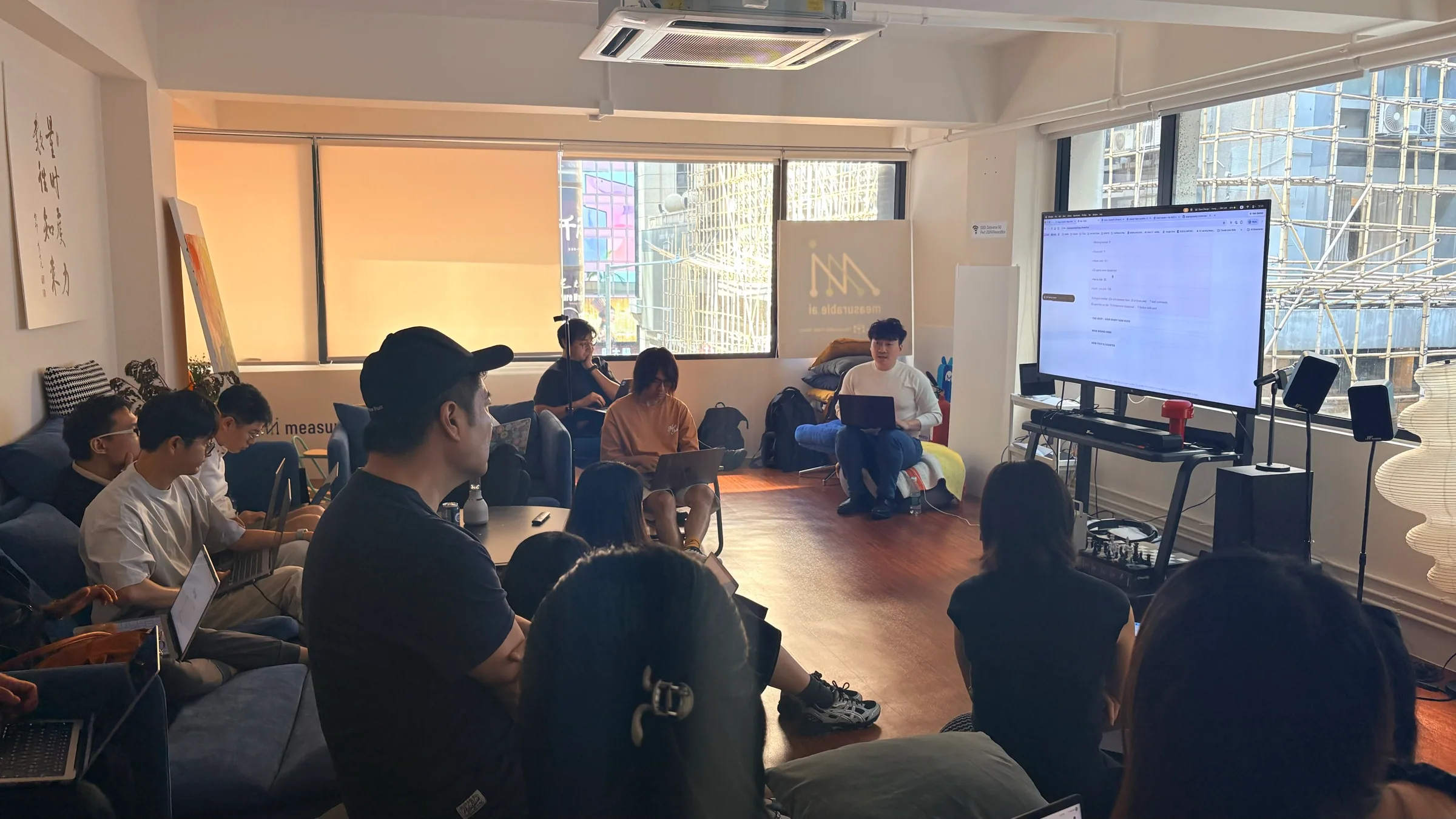 Les participants se sont rassemblés autour de leurs ordinateurs portables lors de l'atelier OpenDesign Hong Kong.