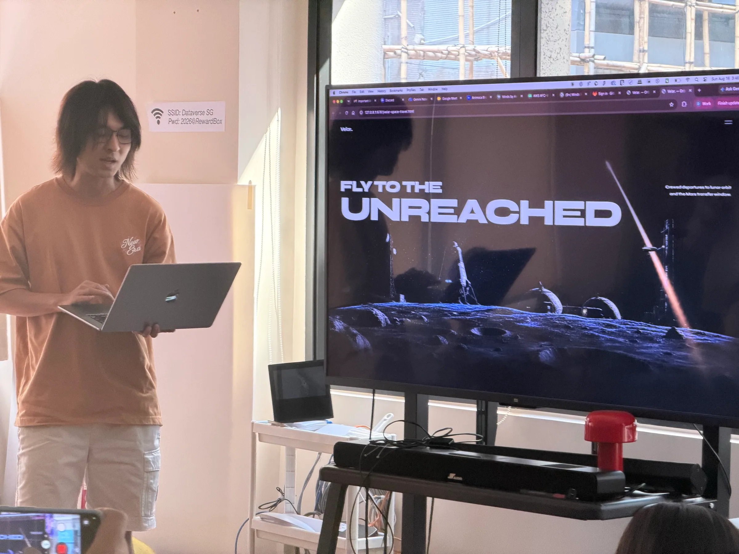 Un participant présentant une expérience web immersive lors de l'atelier OpenDesign Hong Kong.